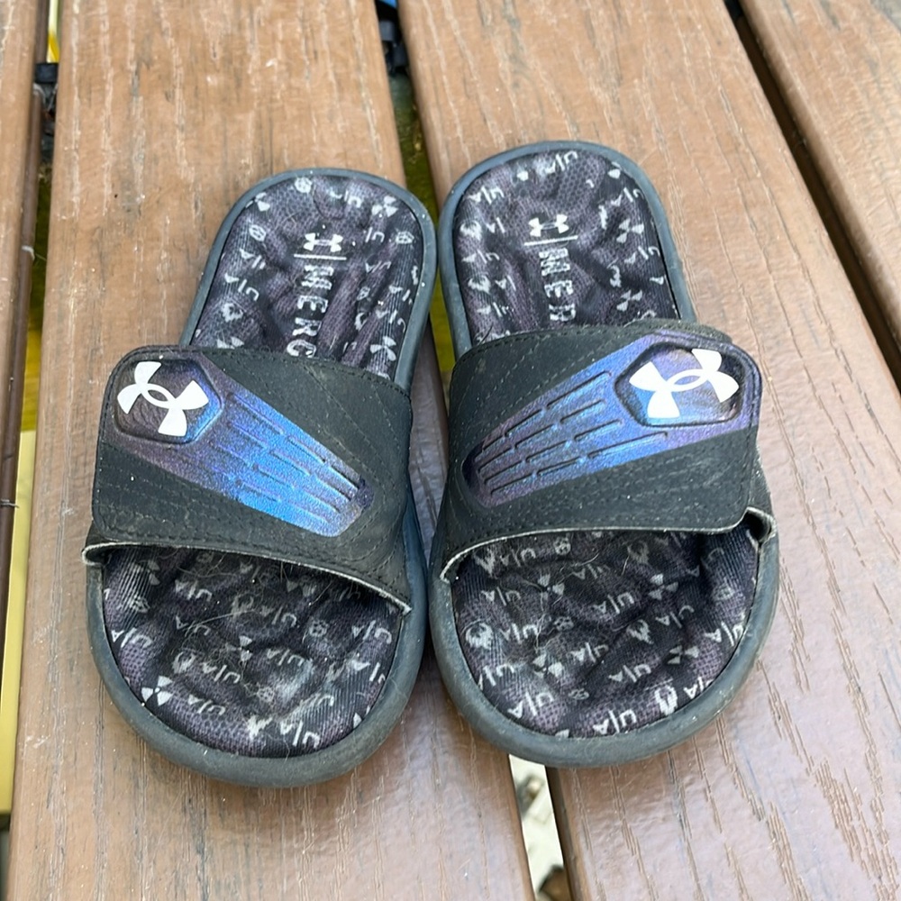 Under armour slides Kids size Y1 EUC